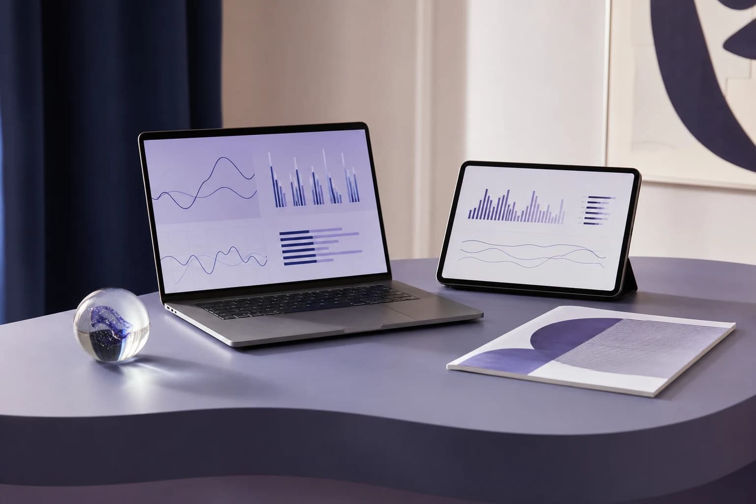 Ordinateur et tablette affichant des graphiques dans un studio violet